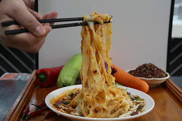马有布坚持传承兰州牛肉面文化，打造独具匠心的一碗牛肉面